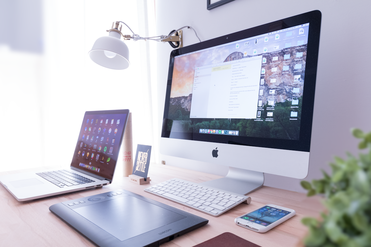 Notebook e ambiente moderno de trabalho com foco em produtividade