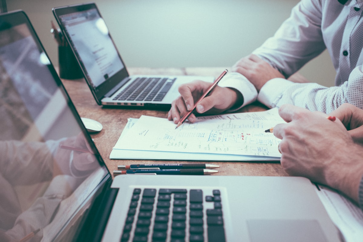 Equipe analisando processos, comunicação e tecnologia